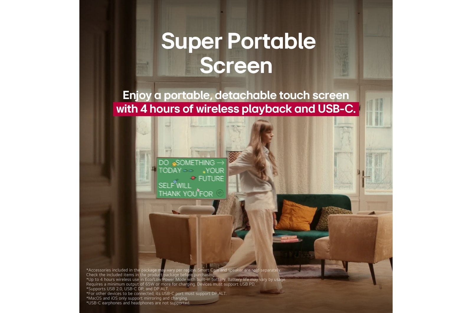 Une personne déplace son LG StanbyME 2 à l’aide du support TV. Le texte explique que cet écran ultra portable offre jusqu’à 4 heures de lecture sans fil et dispose d’un port USB-C.