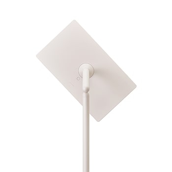 Vue arrière du LG StanbyME 2 sur son support. L’écran est incliné pour montrer son orientation flexible.