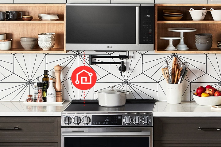 Four à micro-ondes LG en acier inoxydable installé au-dessus d'une table de cuisson à induction noire.