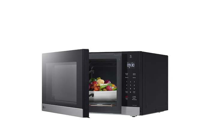 Porte d'entrée ouverte avec vue remplie