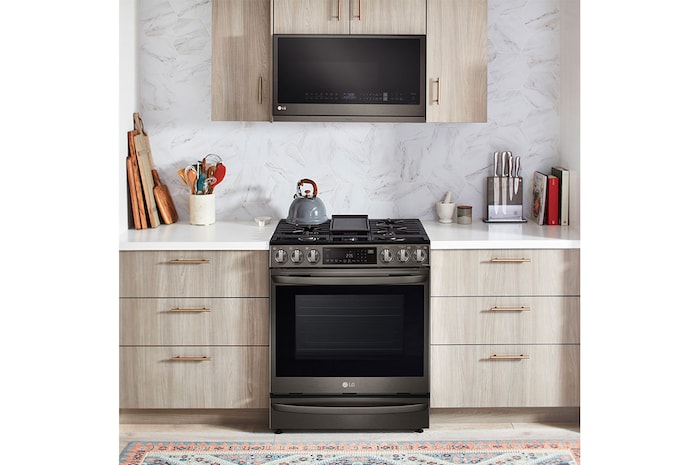 LG Four à micro-ondes intelligent avec hotte intégrée de 2,1 pi³ avec Wi-Fi, hotte ExtendaVentMC2.0, MVEL2137D