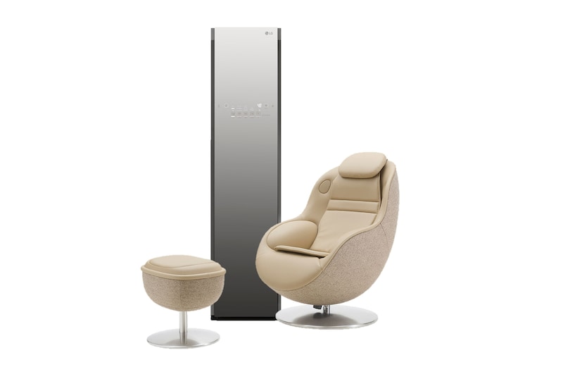 Vue avant de Styler : Rafraîchissez et assainissez vos vêtements en quelques minutes grâce au système d’entretien des vêtements à la vapeur intelligent prenant en charge le Wi-Fi. + Fauteuil de massage MH21RRST.EUS