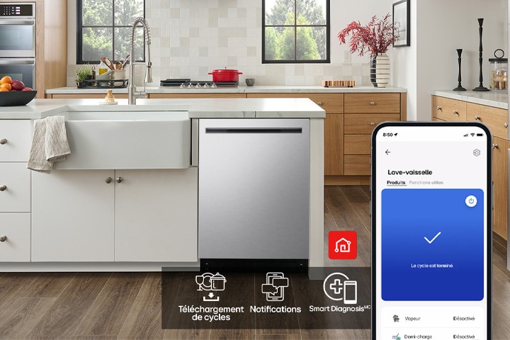 Un téléphone intelligent affiche LG ThinQMC dans une cuisine ainsi que trois fonctionnalités d’applications : téléchargement de cycles, notifications et Smart Diagnosis