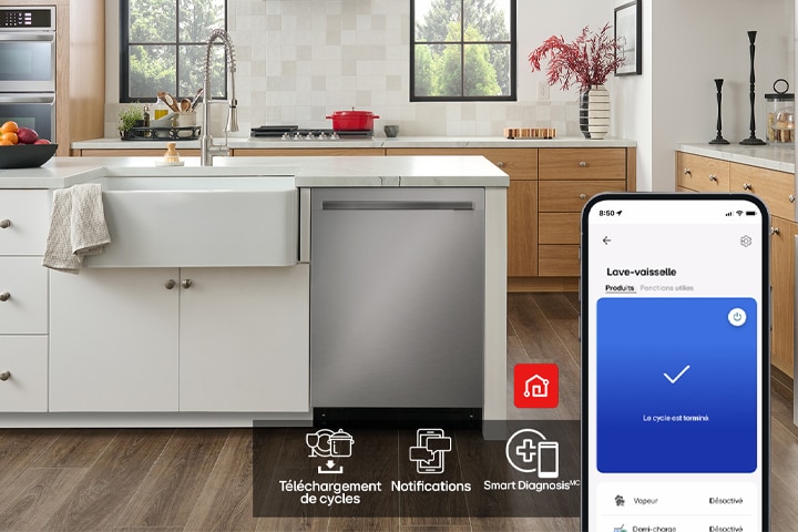 Un téléphone intelligent affiche LG ThinQMC dans une cuisine ainsi que trois fonctionnalités d’applications : téléchargement de cycles, notifications et Smart Diagnosis