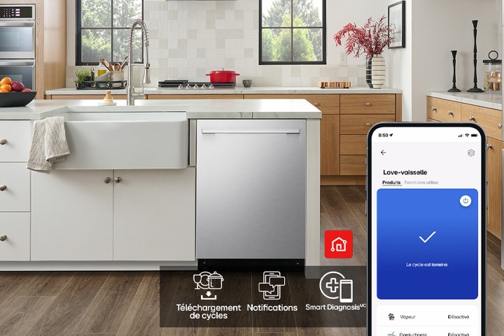 Un téléphone intelligent affiche LG ThinQMC dans une cuisine ainsi que trois fonctionnalités d’applications : téléchargement de cycles, notifications et Smart Diagnosis