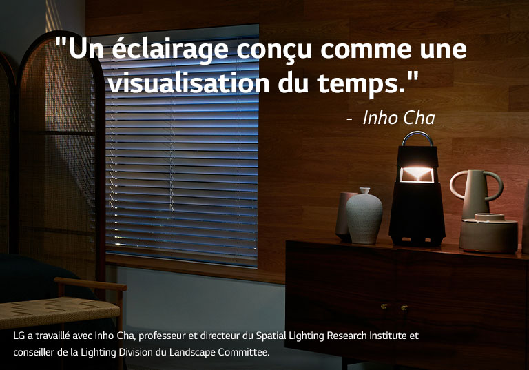 Image du haut-parleur XBOOM 360 qui s’illumine sur un meuble dans une pièce sombre. Le texte « Un éclairage conçu comme une visualisation du temps » est affiché sur l’image.