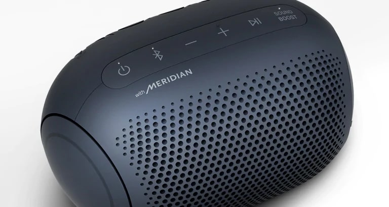 Gros plan du logo Meridian du XBOOM Go de LG sous une lumière magenta sur un fond blanc