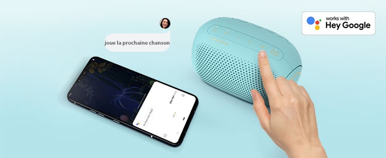 Vue de dessus d’un doigt appuyant sur un bouton d’un XBOOM Go PL2B de LG et d’un téléphone intelligent posé à côté, avec une bulle de dialogue et un logo Google