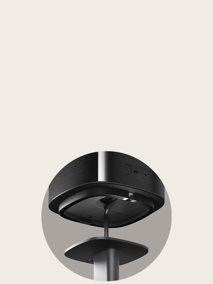 Vue du dessous d’un haut-parleur sans fil du système Sound Suite de LG mettant en évidence la base robuste et le raccordement au pied.