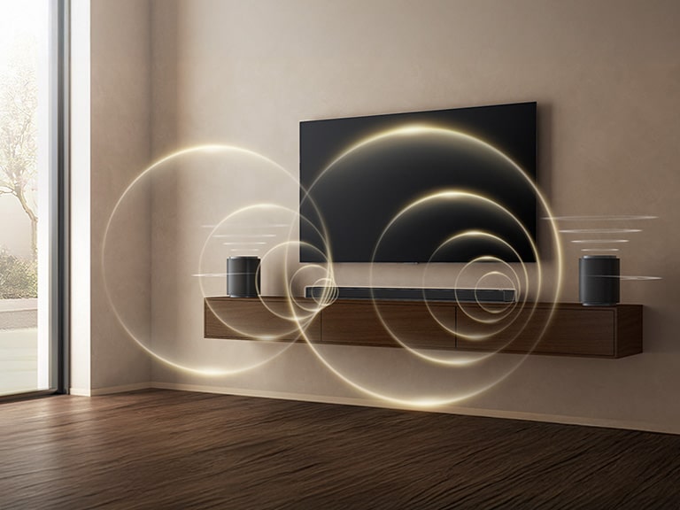  Deux haut-parleurs et une barre de son du système Sound Suite placés auprès d’un téléviseur pour créer un système de son ambiophonique pour le téléviseur, avec technologie Dolby Atmos complète.