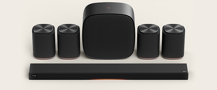 Ensemble de haut-parleurs de cinéma maison du système Immersive Quad Suite 7 de LG avec une barre de son Sound Suite, deux haut-parleurs et un caisson de basses.