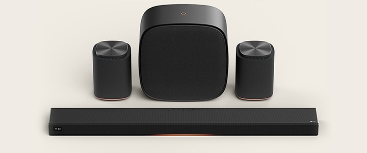 Ensemble de haut-parleurs de cinéma maison du système Immersive Suite 7 Pro comptant une barre de son Sound Suite, deux haut-parleurs et un caisson de basses.