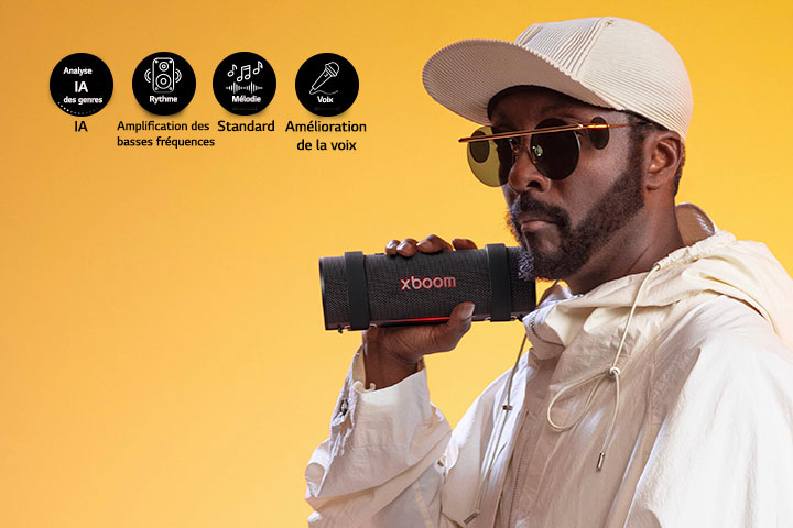 will.i.am tient le xboom Grab dans sa main droite.