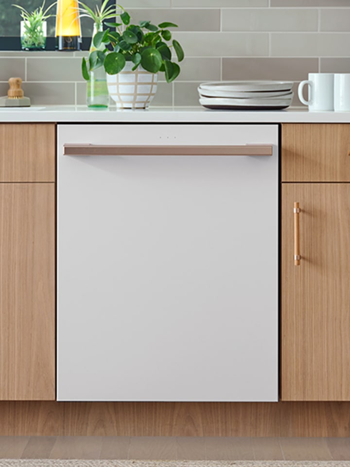 Vue de face du réfrigérateur LG STUDIO Essence White au design moderne.
