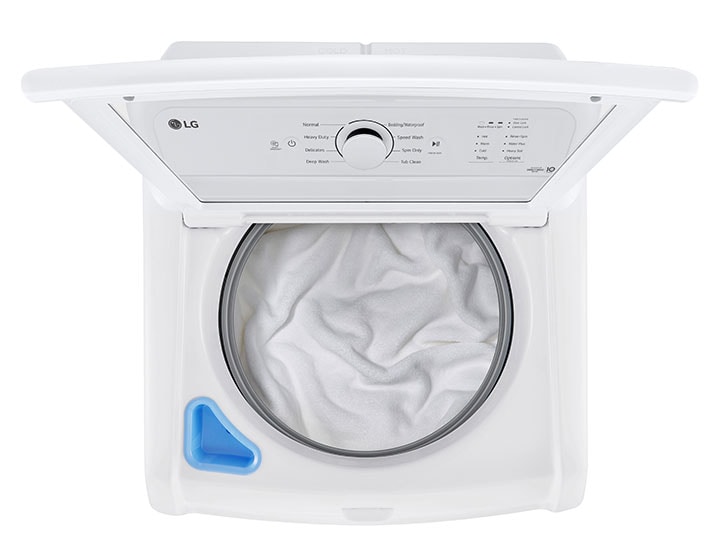 Vue de dessus d'une machine à laver LG blanche ouverte, remplie de linge blanc avec panneau de commande visible.