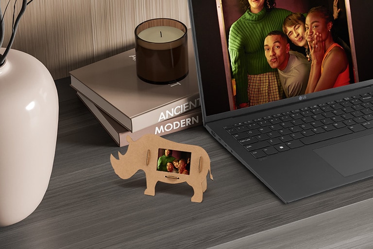 L’image montre le cadre photo en forme de rhinocéros sur le bureau.