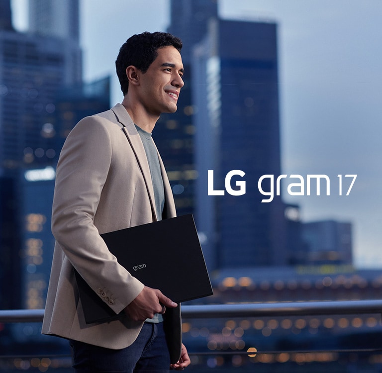 Un homme se promenant avec un LG gram