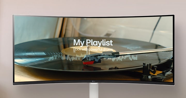 La vidéo montre un écran webOS commandé par un clavier et une souris.