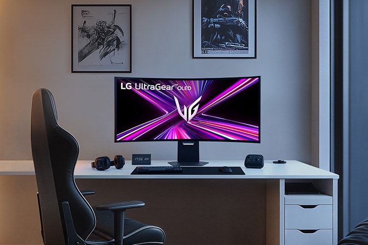Moniteur OLED LG UltraGear installé sur un bureau de jeu dans une pièce moderne.