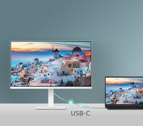 Photo montrant un moniteur intelligent connecté à un ordinateur portable via USB-C, illustrant la charge et le transfert de données.