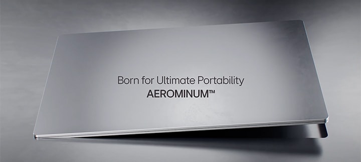 Un liquide argenté se fond sur une surface plate alors qu’un cadre mince émerge, révélant le texte « Born for Ultimate Portability AEROMINUM™ », suivi de l’apparence de l’ordinateur portable LG Gram Pro.
