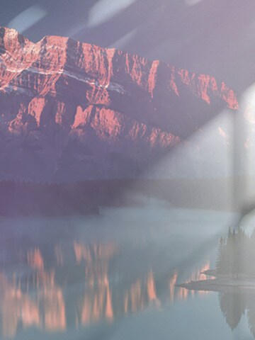 Cette image met en avant la section "Panneau avec éblouissement". Le paysage montagneux apparaît flou et délavé en raison des réflexions et de l'éblouissement. Les couleurs sont atténuées et la visibilité réduite, ce qui rend difficile la distinction des détails de manière claire.