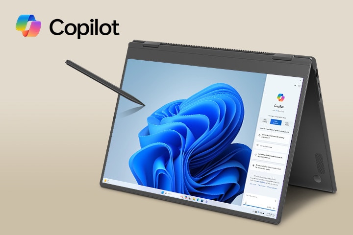 Cette image présente un ordinateur portable convertible avec un écran rotatif à 360 degrés, positionné en mode tente. L’écran affiche l’interface Copilot de Windows 11, et un stylet numérique flotte au-dessus, indiquant la prise en charge de l’entrée tactile au stylet.