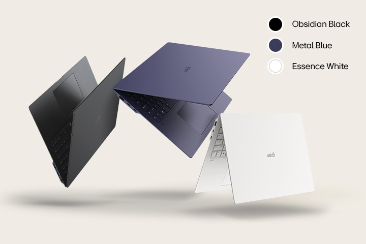 Trois ordinateurs portables de différentes couleurs : Obsidian Black, Metal Blue et Essense White, présentés dans une disposition dynamique sur fond beige.