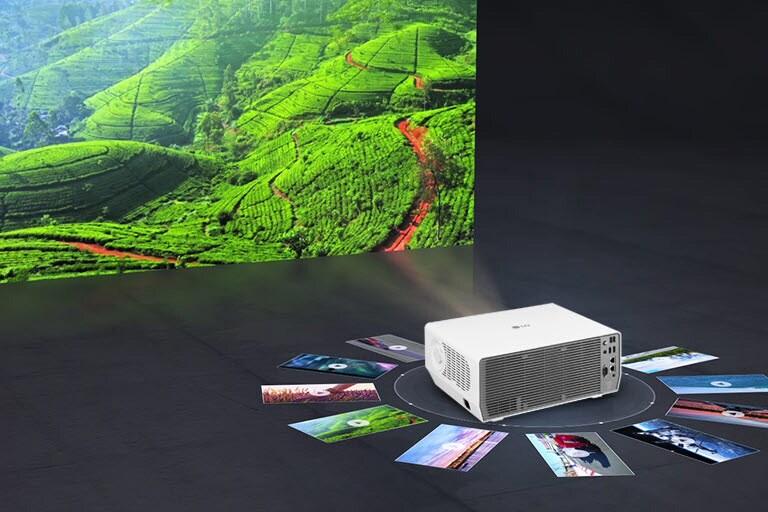 Projecteur pouvant diffuser une foule de films sans remplacement de la source lumineuse