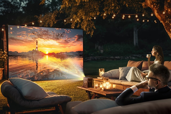 Détendez-vous devant un film aux images lumineuses diffusées par le projecteur.