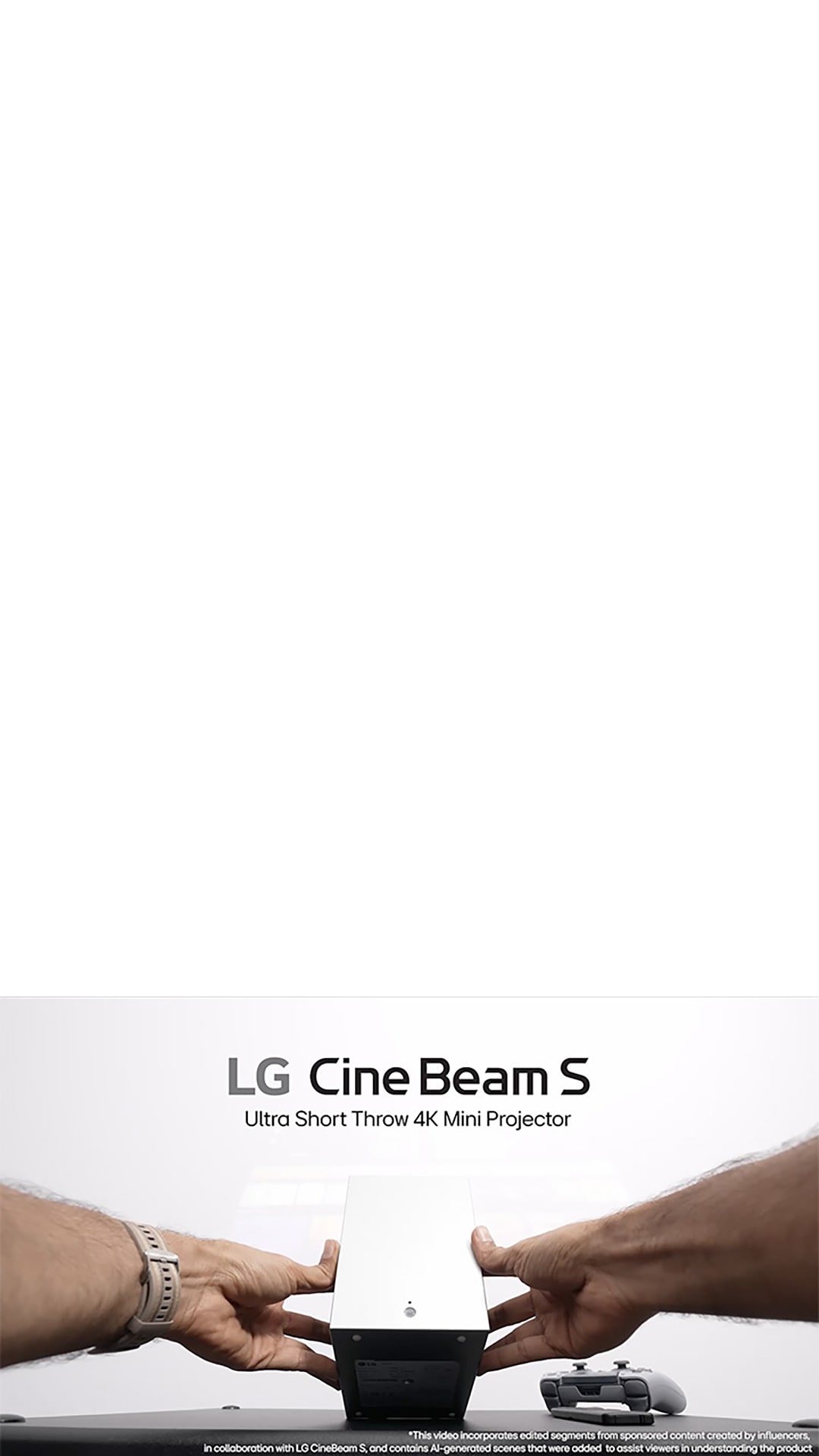 LG CineBeam S 4K miniprojektor med ultrakort projektionsavstånd som visar upp kompakt design och projicerad bildkvalitet i hemmiljöer.
