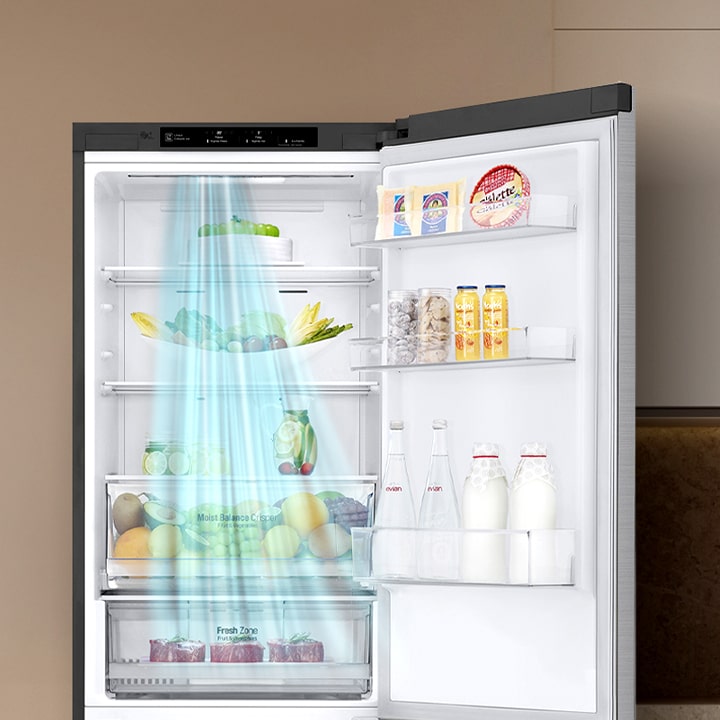 Réfrigérateur LG en acier inoxydable avec porte ouverte montrant des boissons fraîches et la technologie DoorCooling+.