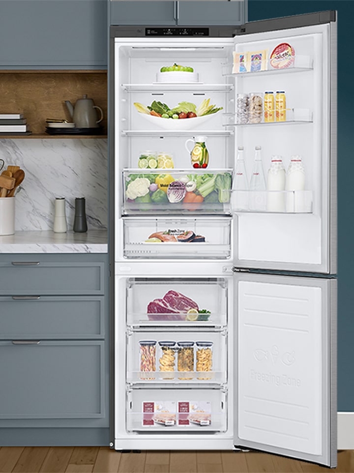 Réfrigérateur à congélateur inférieur LG en acier inoxydable argenté, installé dans une cuisine moderne.