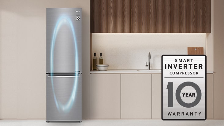 Réfrigérateur LG argenté à deux portes avec congélateur inférieur et logo Smart Inverter Compressor.