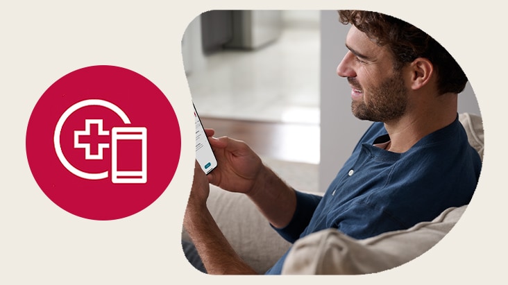 Réfrigérateur LG en acier inoxydable avec une main tenant un smartphone pour utiliser la fonction Smart Diagnosis.