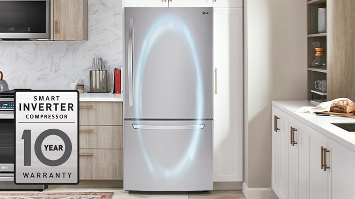 Gros plan sur le compresseur Smart Inverter d'un réfrigérateur LG en acier inoxydable.