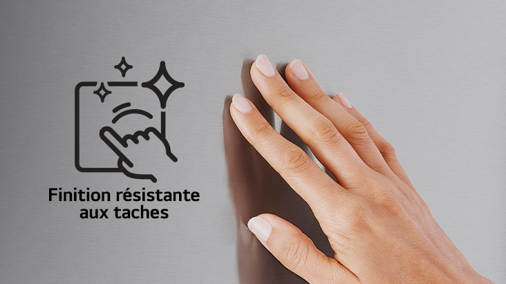 Réfrigérateur LG à deux portes en acier inoxydable noir résistant aux traces de doigts dans une cuisine moderne.