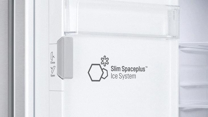 Gros plan sur le système de glace Slim SpacePlus intégré dans la porte intérieure d'un réfrigérateur LG en inox.