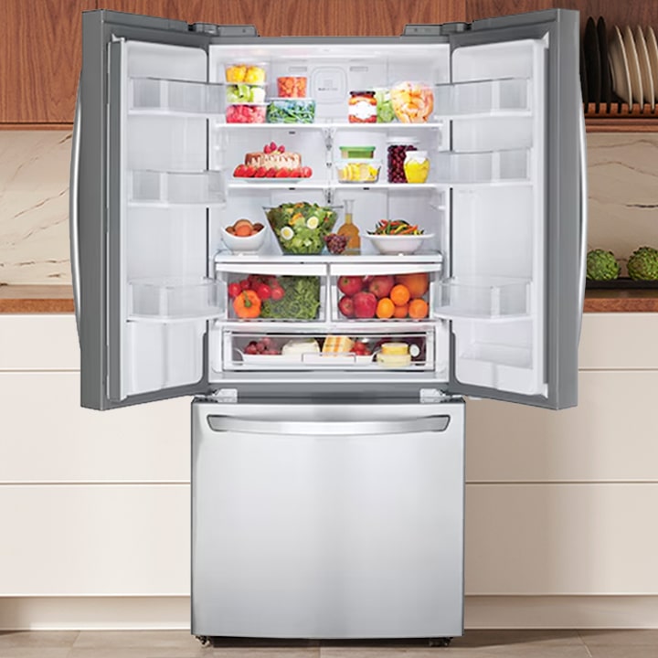 Réfrigérateur LG à trois portes en acier inoxydable avec distributeur d'eau extérieur dans une cuisine moderne.