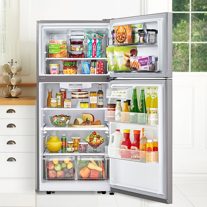 Réfrigérateur à congélateur supérieur LG en acier inoxydable avec portes fermées dans une cuisine moderne.