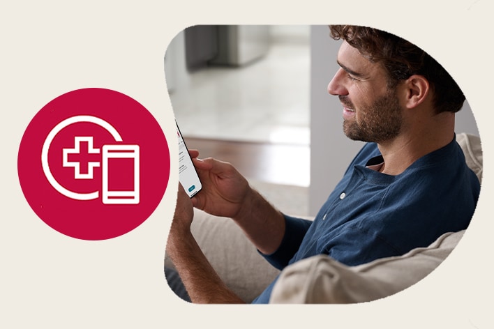 Homme souriant utilisant son smartphone à côté d'une icône médicale rouge symbolisant la santé connectée.