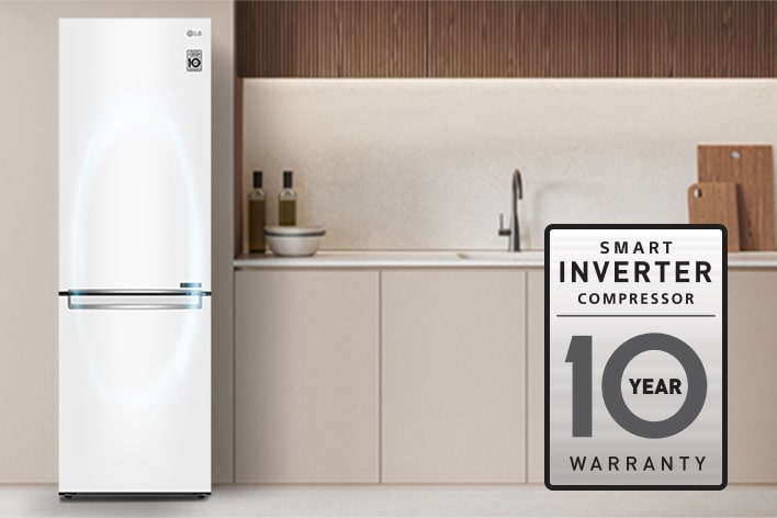 Réfrigérateur combiné LG blanc avec compresseur Smart Inverter et garantie de 10 ans dans une cuisine moderne.