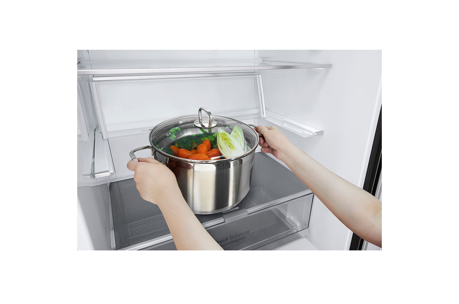 LG Réfrigérateur de 28 po à profondeur de comptoir d’une capacité de 15 pi³, avec congélateur au bas, fonctionnalité Refroidissement+ de la porte et tablette rabattable, LBNC15231P
