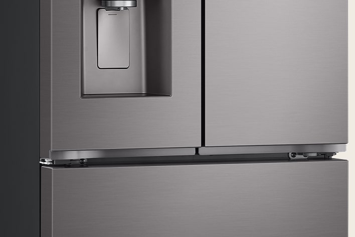 Réfrigérateur LG à portes françaises en acier inoxydable gris avec distributeur d'eau et de glaçons externe.