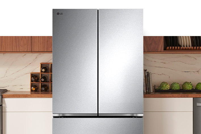 Réfrigérateur LG à deux portes en acier inoxydable brossé dans une cuisine moderne.