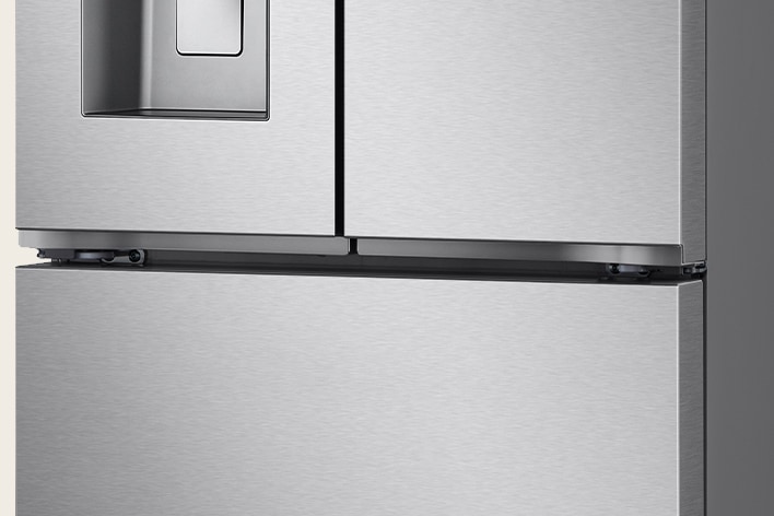 Réfrigérateur LG à deux portes en acier inoxydable brossé dans une cuisine moderne.