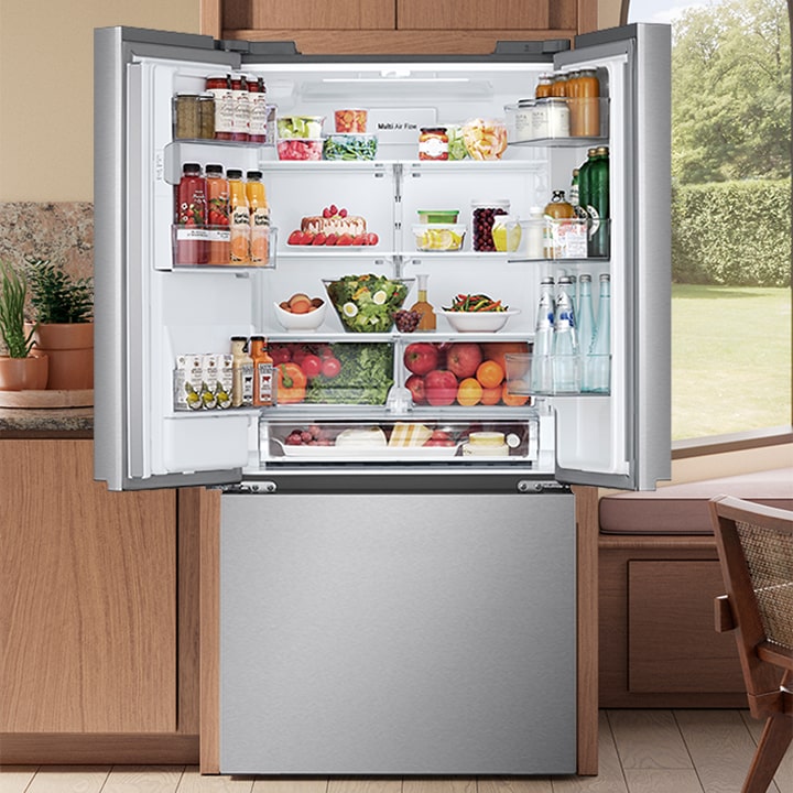 Réfrigérateur multi-portes en acier inoxydable ouvert, rempli de produits frais, dans une cuisine moderne.