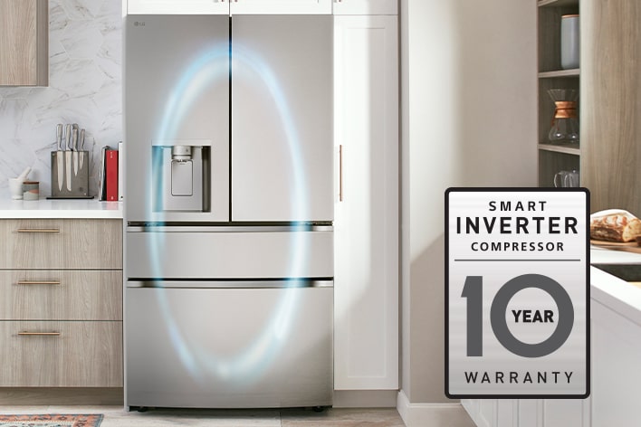 Réfrigérateur multi-portes en acier inoxydable avec distributeur d'eau, dans une cuisine moderne.
