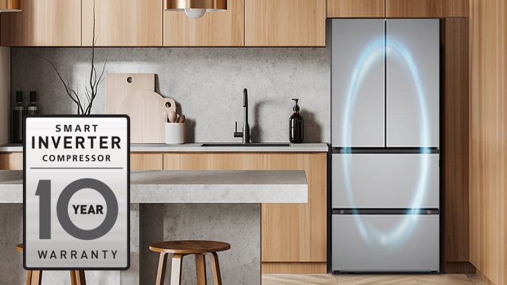 Réfrigérateur multi-portes gris argenté encastré dans une cuisine moderne en bois avec logo compresseur Smart Inverter.