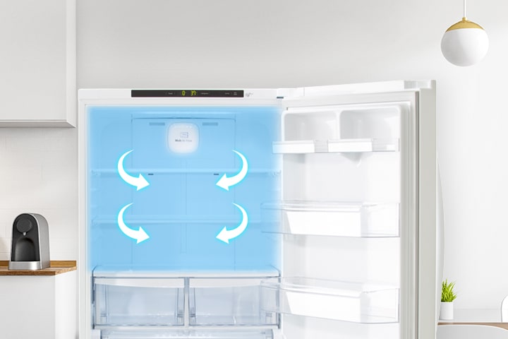 Intérieur d'un réfrigérateur blanc ouvert montrant le système de circulation d'air Multi Air Flow avec flèches bleues.